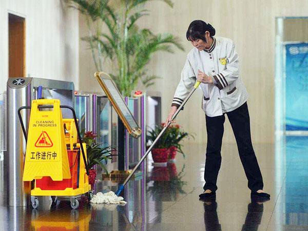 為什么現(xiàn)在很多企業(yè)保潔選擇托管，而不是自招呢？