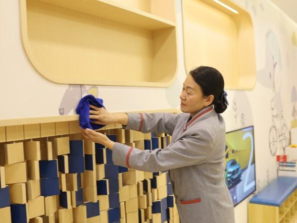 為什么現在學校都把清潔工作都外包了？